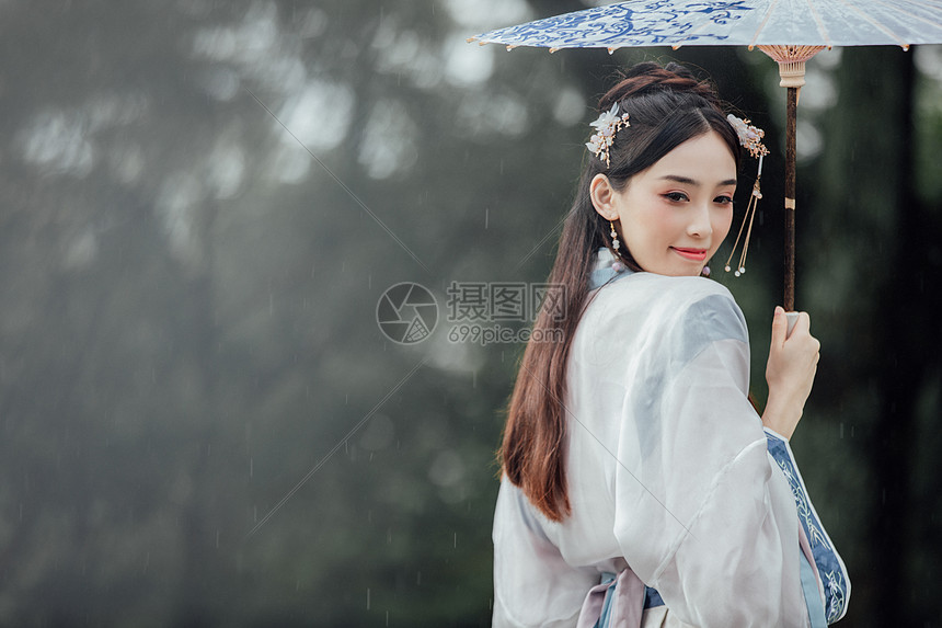 中国风古风汉服美女雨中撑伞图片