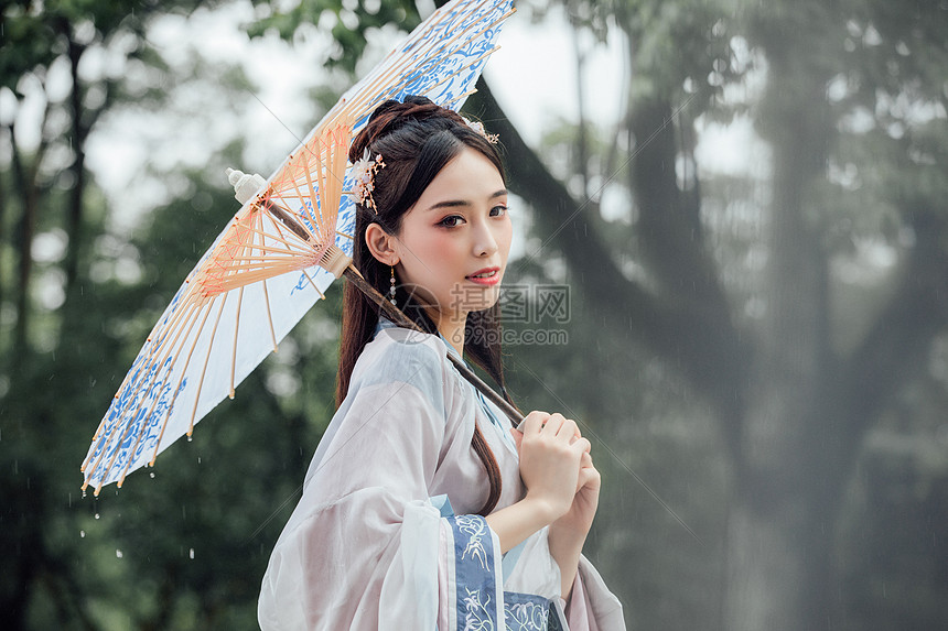 中国风古风汉服美女雨中撑伞