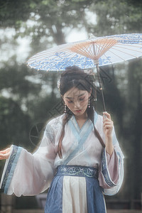 中国风古风汉服美女雨中撑伞高清图片