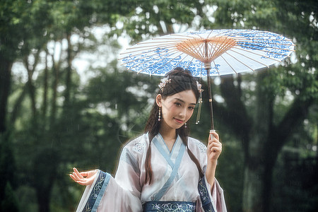 中国风古风汉服美女雨中撑伞图片