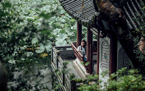 植被元素中国风古风汉服美女坐在亭子里背景