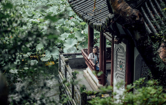 中国风古风汉服美女坐在亭子里图片