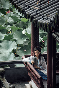 中国风古风汉服美女坐在亭子里看书背景图片
