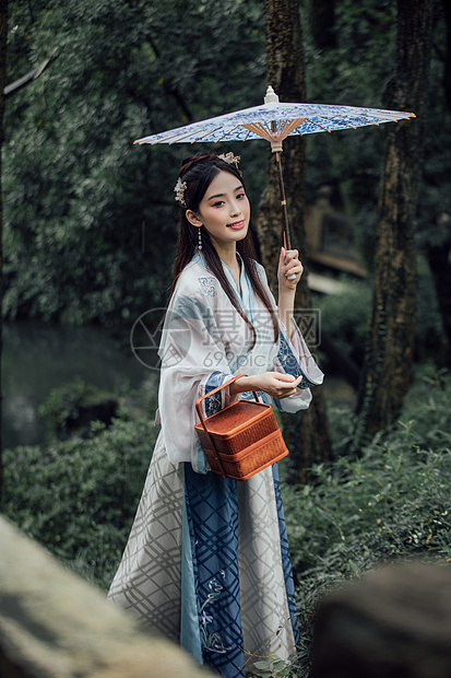 中国风古风汉服美女撑伞游园图片