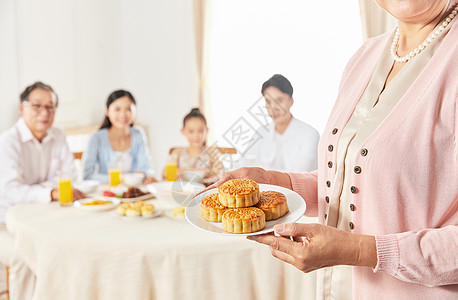 奶奶手端月饼展示背景图片