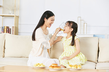 做月饼中秋节年轻妈妈和女儿温馨互动背景
