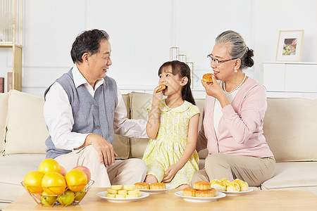 祖孙三人中秋节吃月饼图片