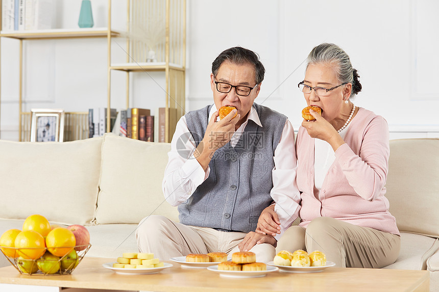 ‘~老年夫妇吃月饼  ~’ 的图片