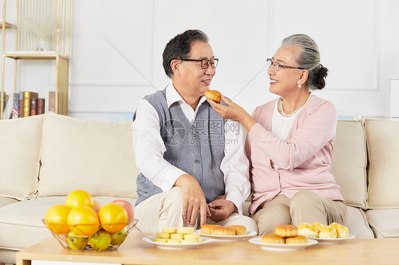 老年夫妇互相喂吃月饼图片