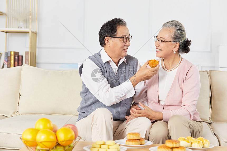 老年夫妇互相喂吃月饼图片