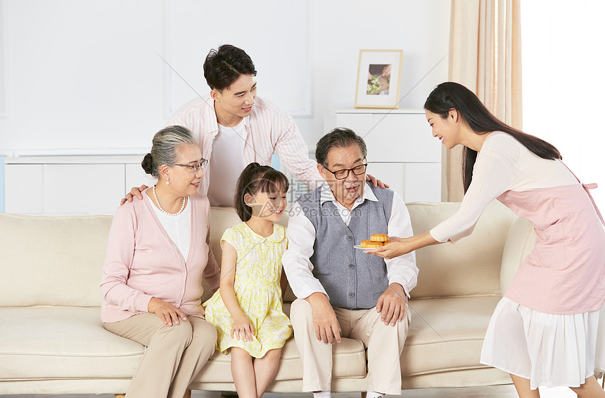 ‘~年轻妈妈给一家人做月饼  ~’ 的图片