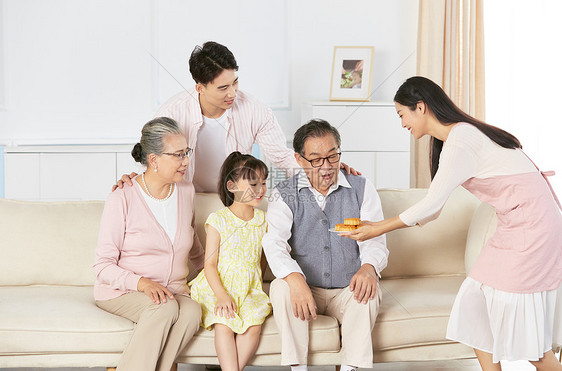 年轻妈妈给一家人做月饼图片