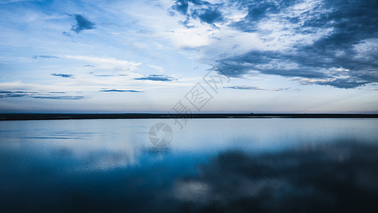 新疆乌伦古湖航拍图片