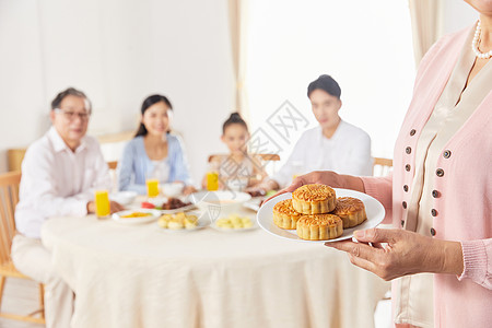 奶奶端着月饼特写图片