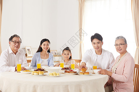 中秋节一家人聚餐图片