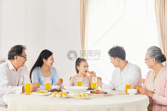 一家人中秋节聚餐吃月饼图片