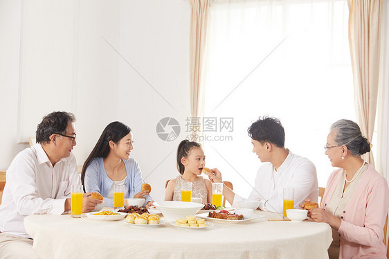 一家人中秋节聚餐吃月饼图片