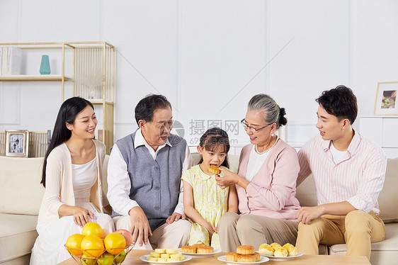 中秋家庭聚会奶奶喂孙女吃月饼图片