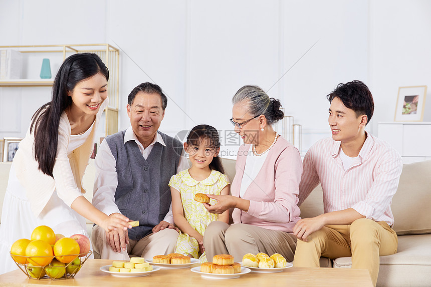 中秋家庭聚会妈妈拿月饼图片