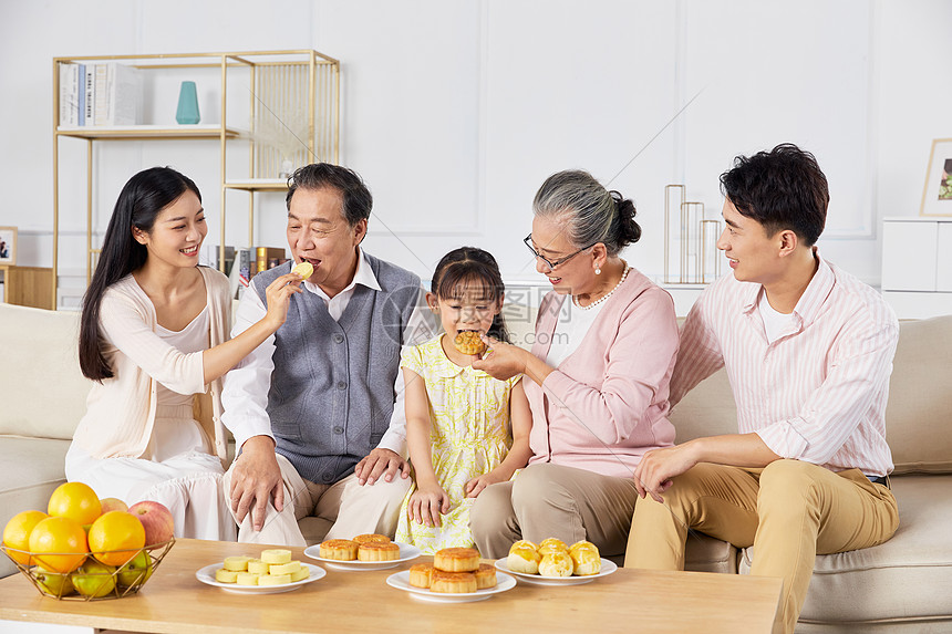 中秋家庭团聚吃月饼图片