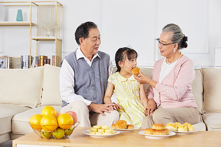 奶奶喂孙女吃月饼图片