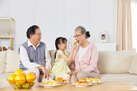 中秋做月饼人小女孩喂奶奶吃月饼背景