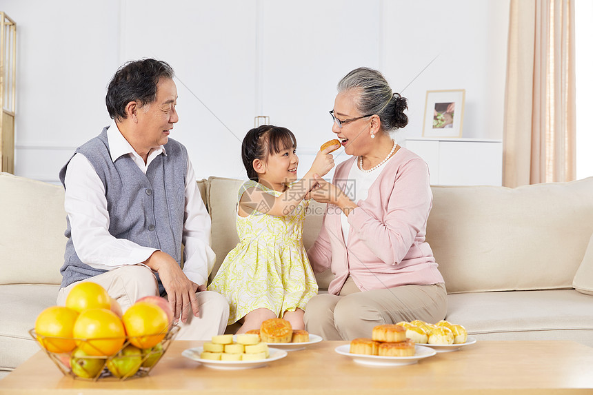 老年夫妇和孙女一起过中秋节图片