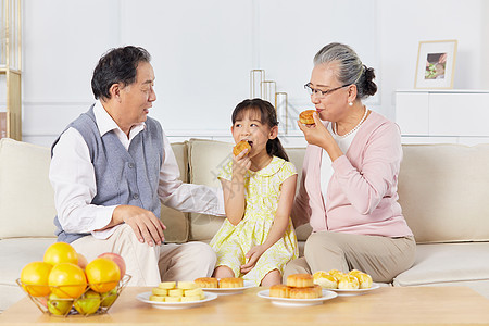 小女孩和爷爷奶奶中秋节一起吃月饼图片