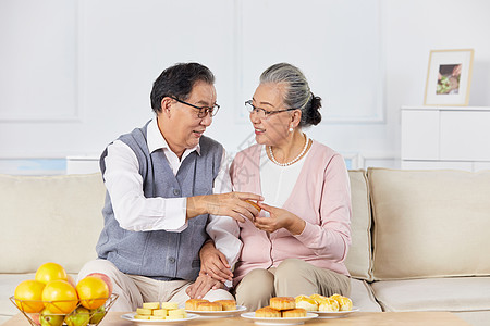 恩爱老年夫妇中秋节吃月饼图片