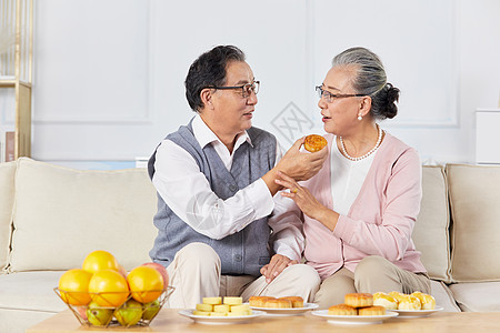 恩爱的爷爷奶奶爷爷奶奶中秋节吃月饼背景