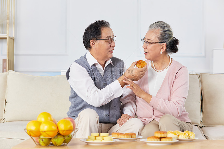 爷爷奶奶中秋节吃月饼图片
