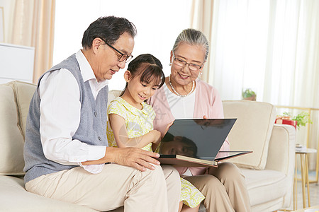 小女孩中秋节和爷爷奶奶翻看相册图片