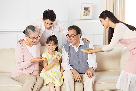 老人吃年轻妈妈的端着月饼给家人吃背景