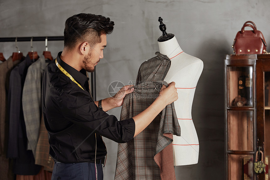 服装设计师在工作室工作高清图片下载 正版图片 摄图网