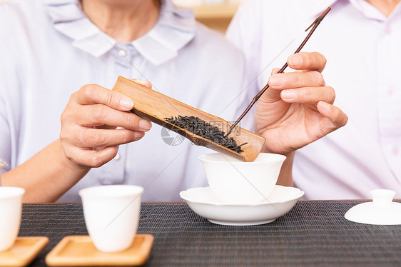 倒茶叶泡茶的老年人图片