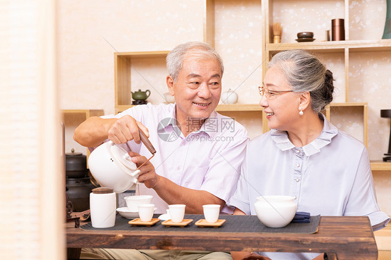 老年夫妇茶室品茶喝茶图片