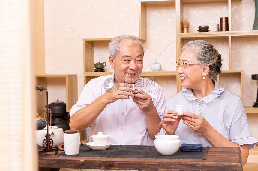 老年夫妇茶室品茶喝茶图片