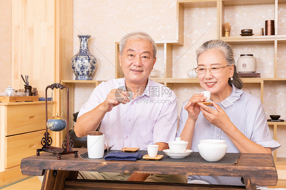 老年夫妇茶室品茶喝茶图片