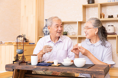 老年夫妇茶室品茶喝茶图片