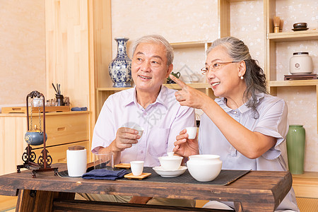 老年夫妇茶室品茶喝茶图片