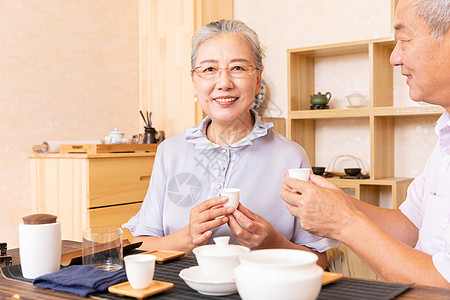 老年夫妇茶室品茶喝茶图片