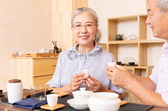 老年夫妇茶室品茶喝茶图片