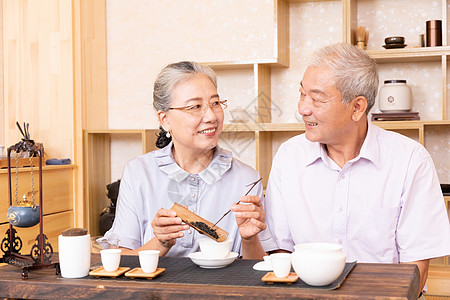 倒茶叶泡茶的老年人图片