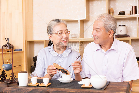 倒茶叶泡茶的老年人图片