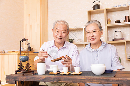 倒茶叶泡茶的老年人图片