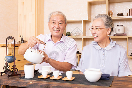 老年夫妇茶室品茶喝茶图片