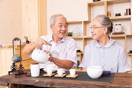 老年夫妇茶室品茶喝茶图片