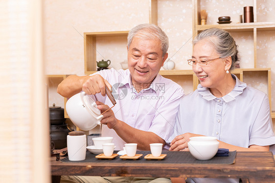 老年夫妇茶室品茶喝茶图片