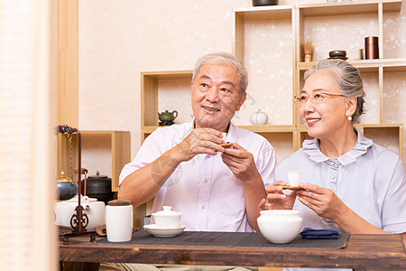 老年夫妇茶室品茶喝茶图片