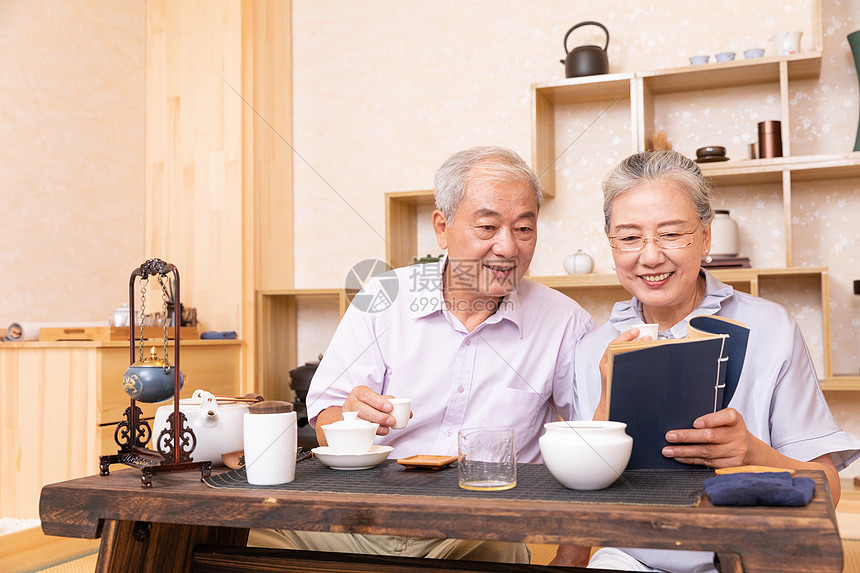 老年夫妇茶室喝茶看书图片